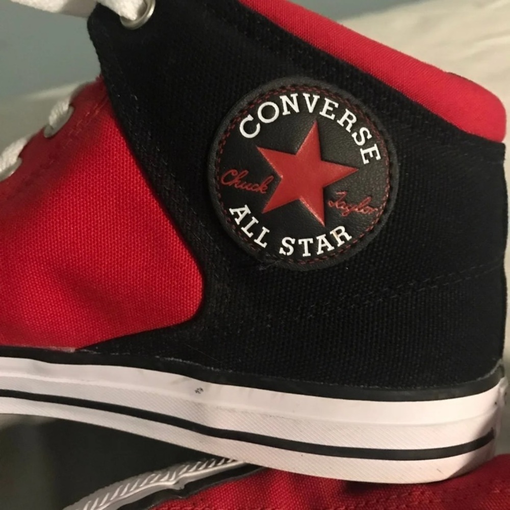 Red converse - Picture 3 of 8